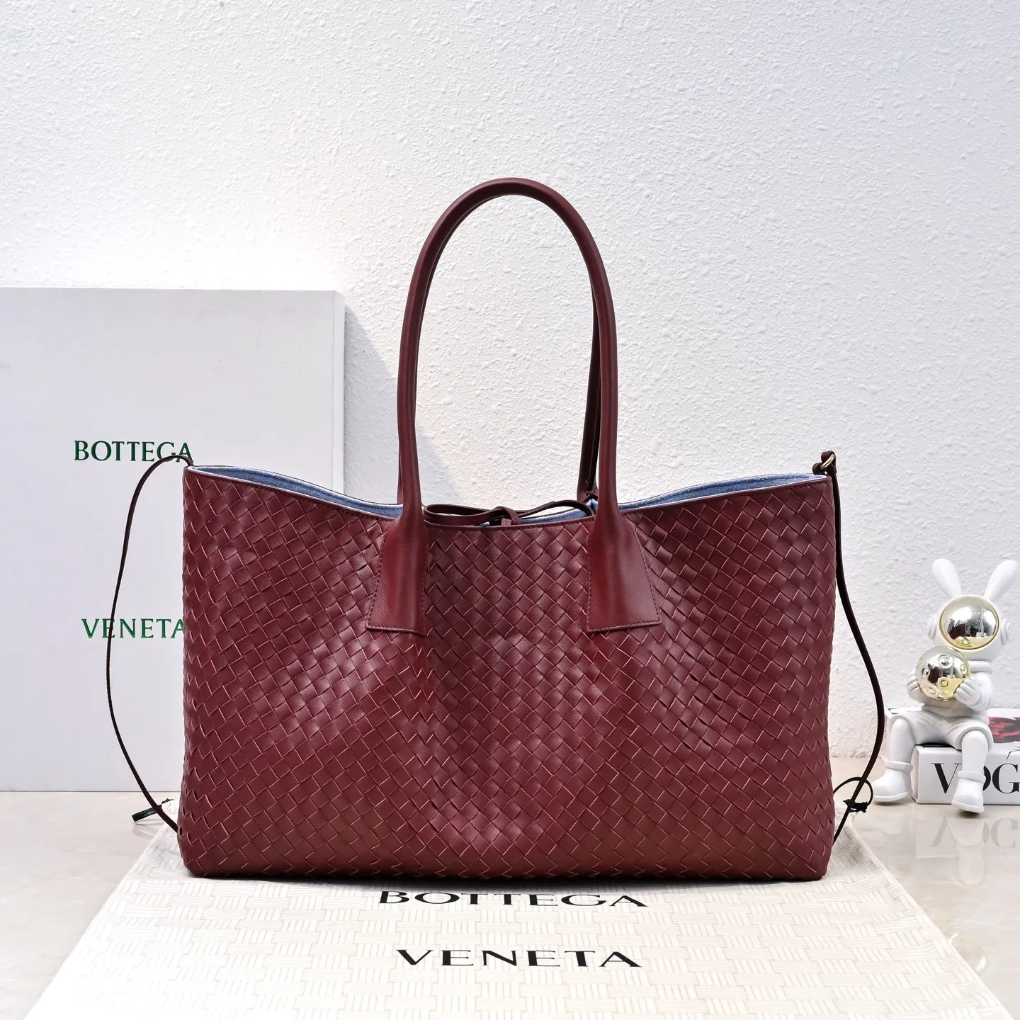 Batch 2360 Bv 2025 early spring series Pinacoteca medium tote handbag. The front is made of classic Intreccia woven cow leather. It is low-key and luxurious. The flip side is made of warm suede. It instantly switches to a lazy and casual style. It has a large internal capacity. It is no pressure to carry a computer for commuting. It is also thoughtfully matched with a small detachable bag. It is full of security. The woven texture is so delicate that you can't put it down. The highlight is that it is super versatile. Come and get your new bag😝 Model: 7166 Size: 23*43*14.5cm